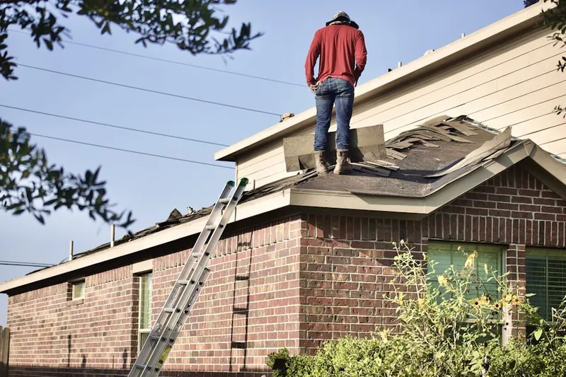 Professional roofer working on a residential roof in Las Palmas De La Quinta